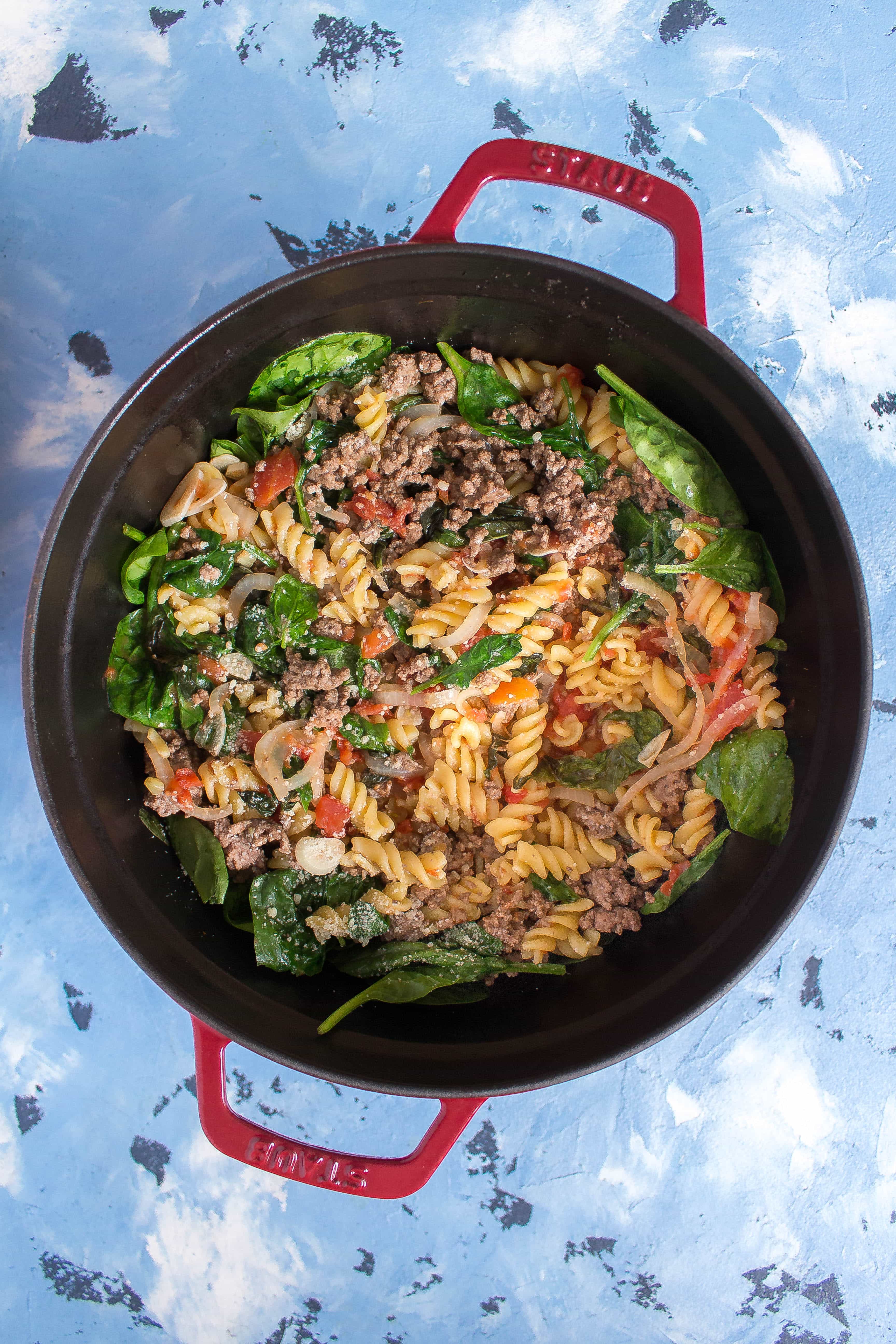 This one pot beef tomato basil spinach pasta is just what you need when you're busy and need a fast meal prep!