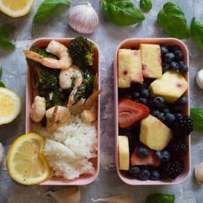 Have you ever want to just toss everything into the oven and just call it a day? Well this lemon herb shrimp and broccoli foil bake is made just for you!