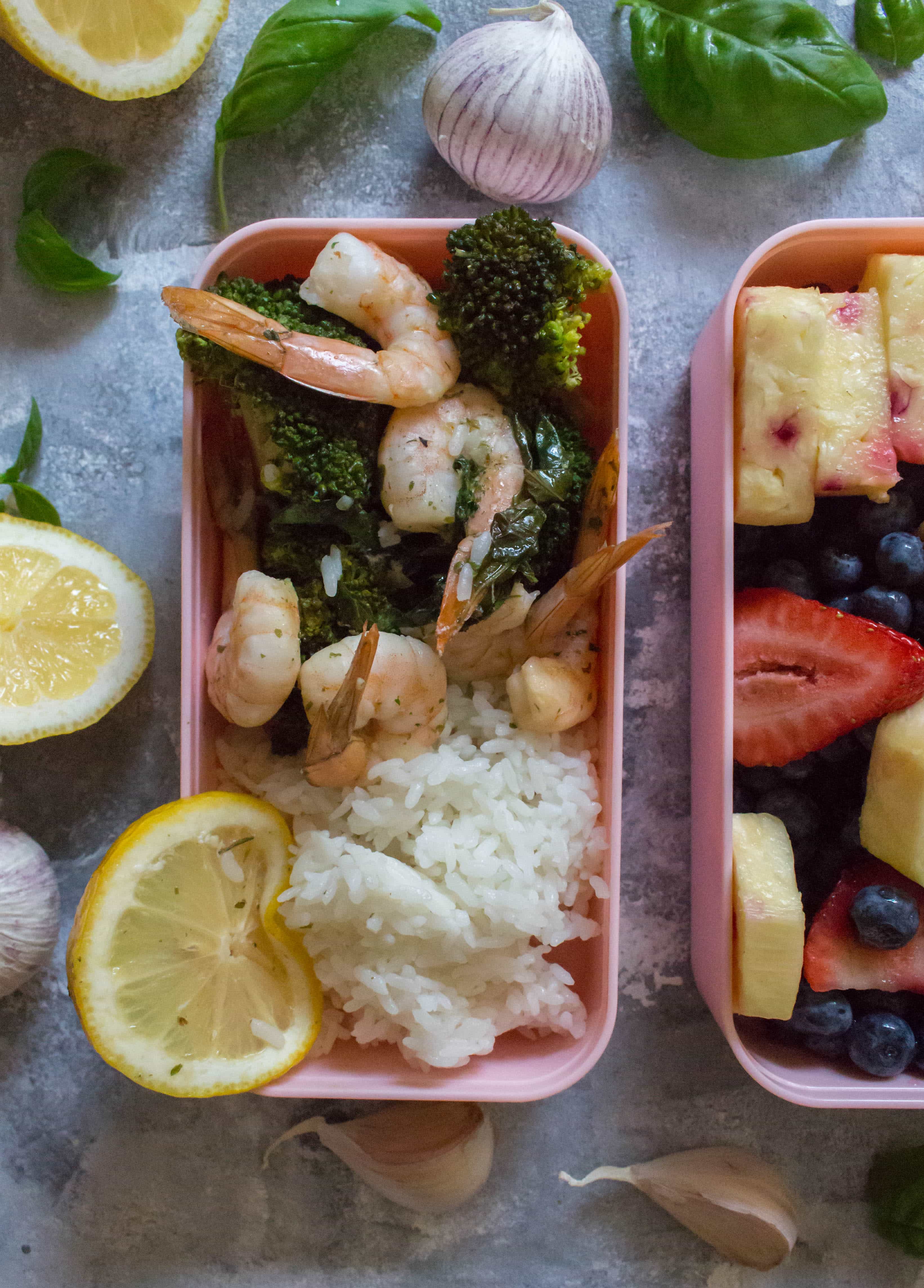 Have you ever want to just toss everything into the oven and just call it a day? Well this lemon herb shrimp and broccoli foil bake is made just for you!