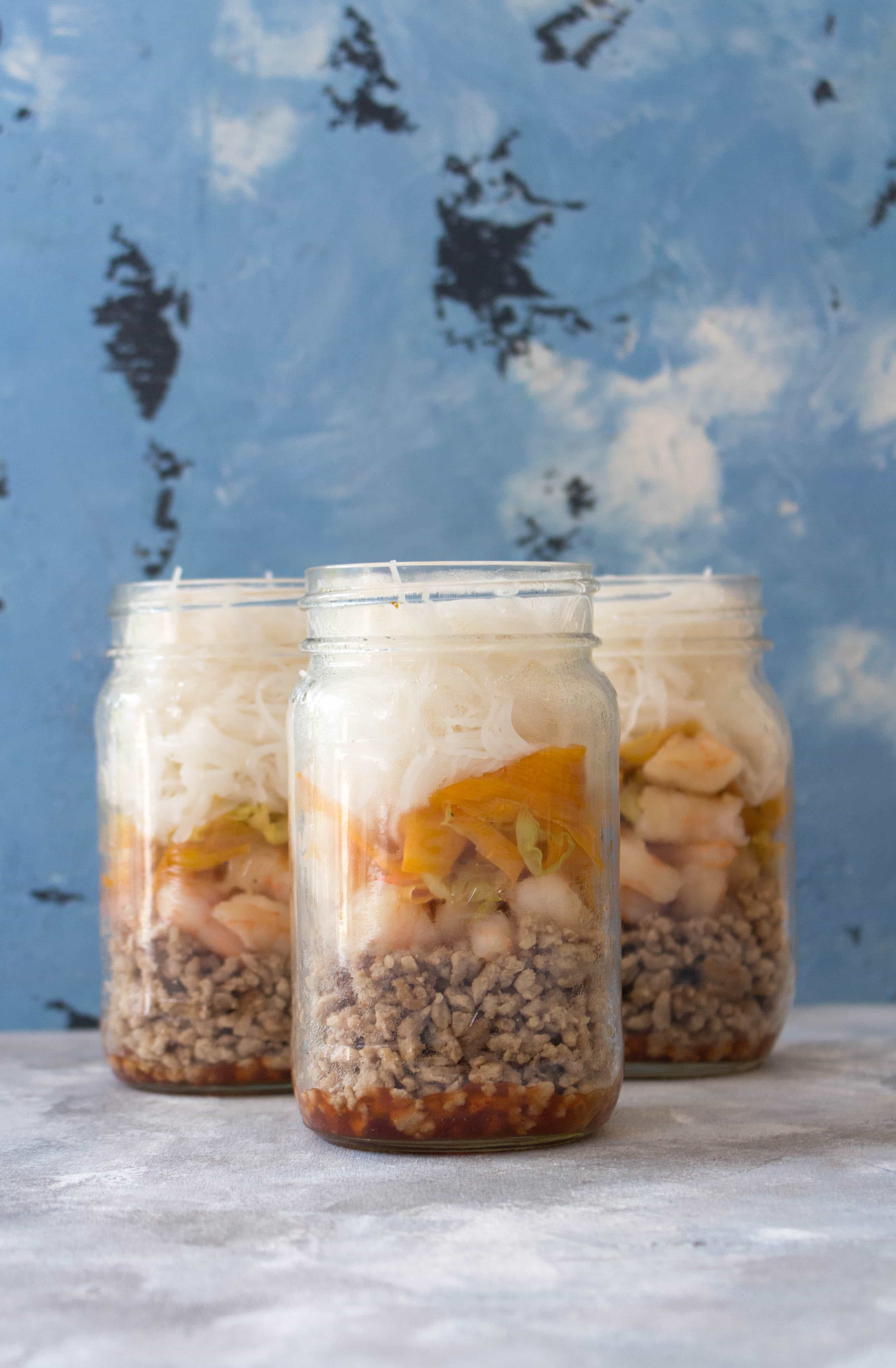 Mason Jar Meals: This easy deconstructed spring roll in a jar is a fun and delicious way to get your spring roll fix without having to fry or wrap a roll! 