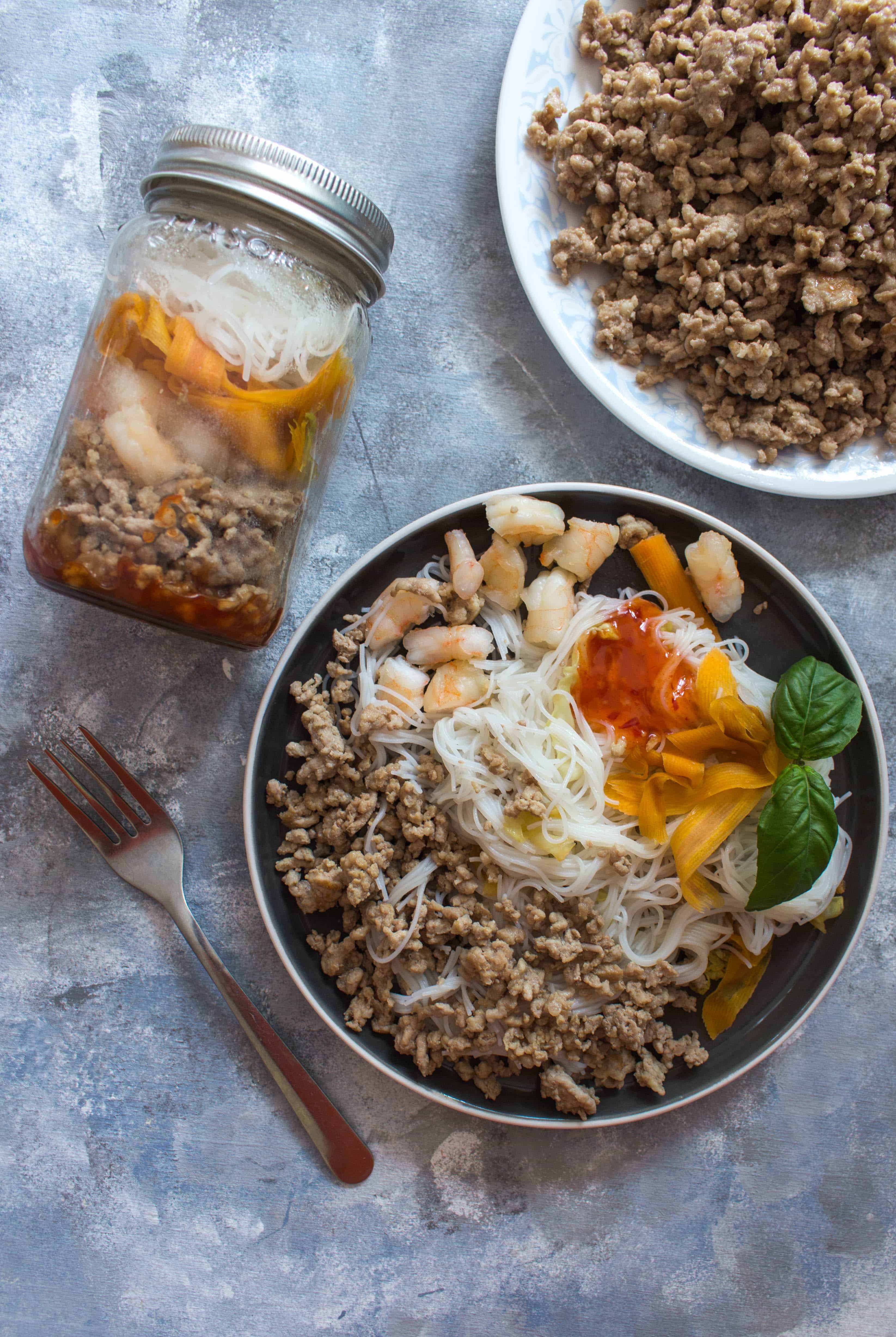 Mason Jar Meals: This easy deconstructed spring roll in a jar is a fun and delicious way to get your spring roll fix without having to fry or wrap a roll!