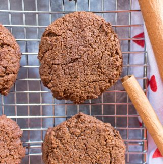 These ginger snap cookies are deliciously chewy with tons of flavour from the molasses and warm spices. These gluten-free, paleo, and vegan ginger snap cookies are sure to be a hit with your friends and family! #PaleoBaking #GlutenFreeBaking #VeganBaking