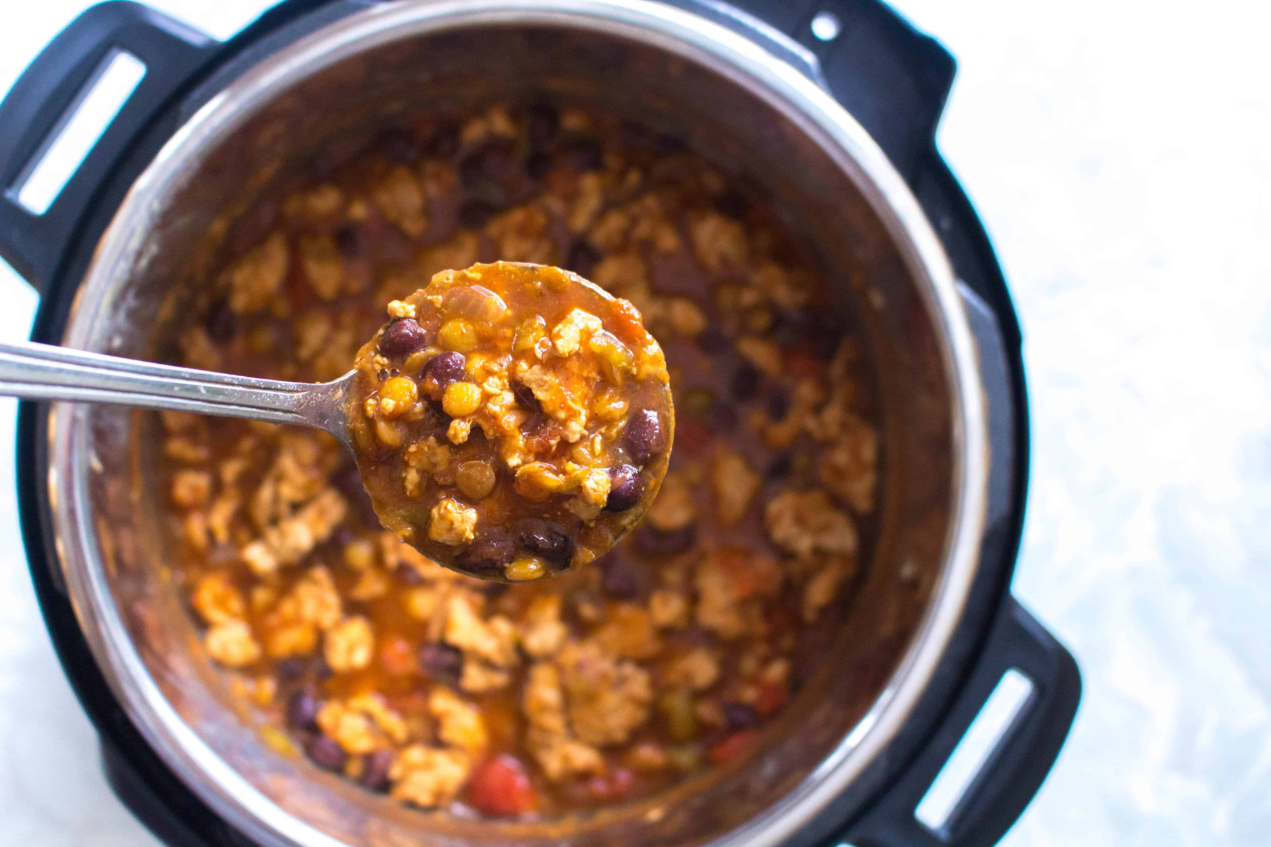 Dieses gesunde Instant Pot Pute und Linsen Chili Rezept ist die perfekte Mahlzeit für jede Nacht der Woche! Der Truthahn hält die Kalorien niedrig und der zusätzliche Schub von Linsen in der Chili hilft, dass Sie sich satt fühlen.