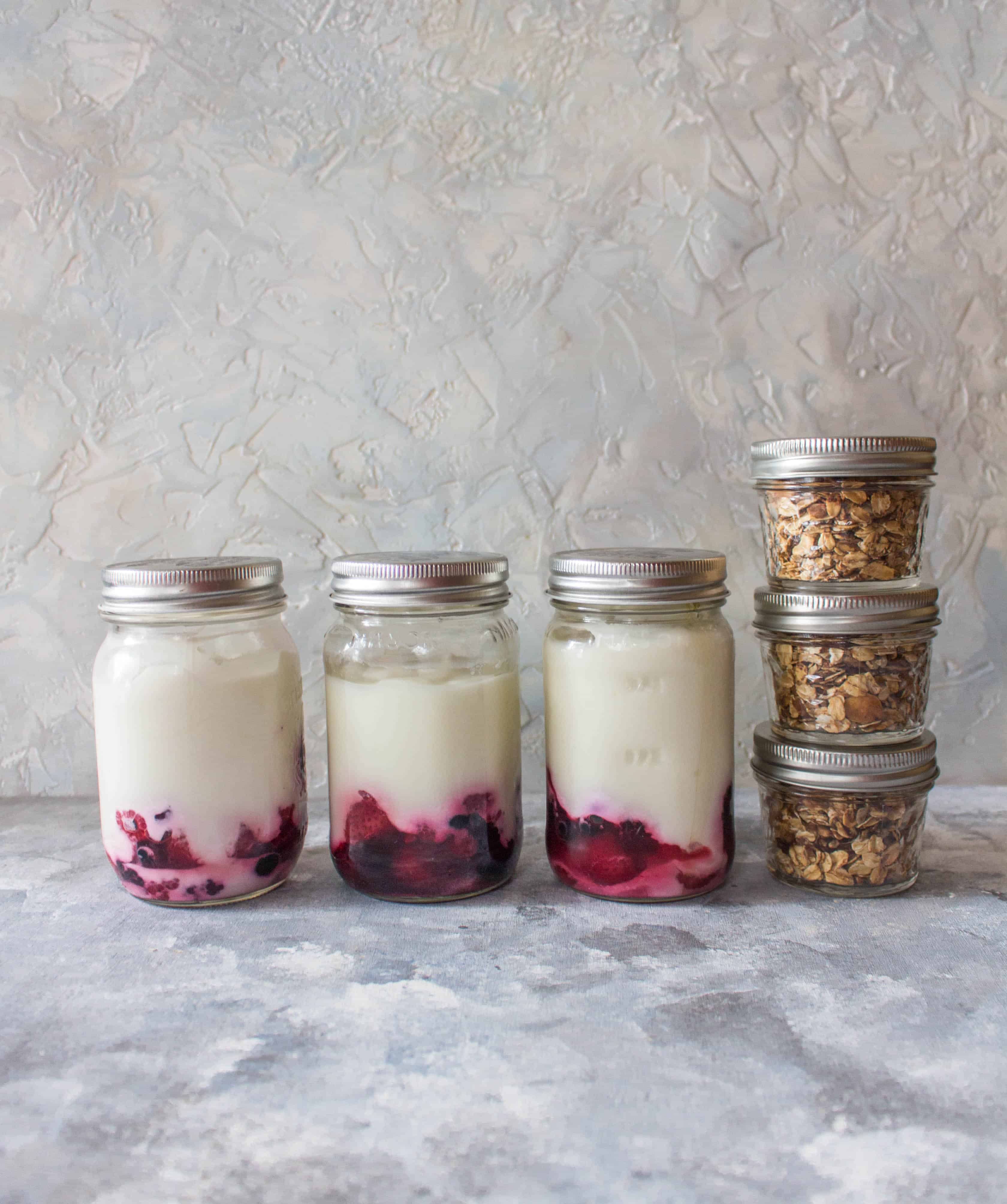 Grab some mason jars and prep your breakfasts so you can have a delicious and healthy start to your day during the week! These Yogurt with Fruit and Homemade Granola Breakfast Meal Prep will have you looking forward to your mornings!