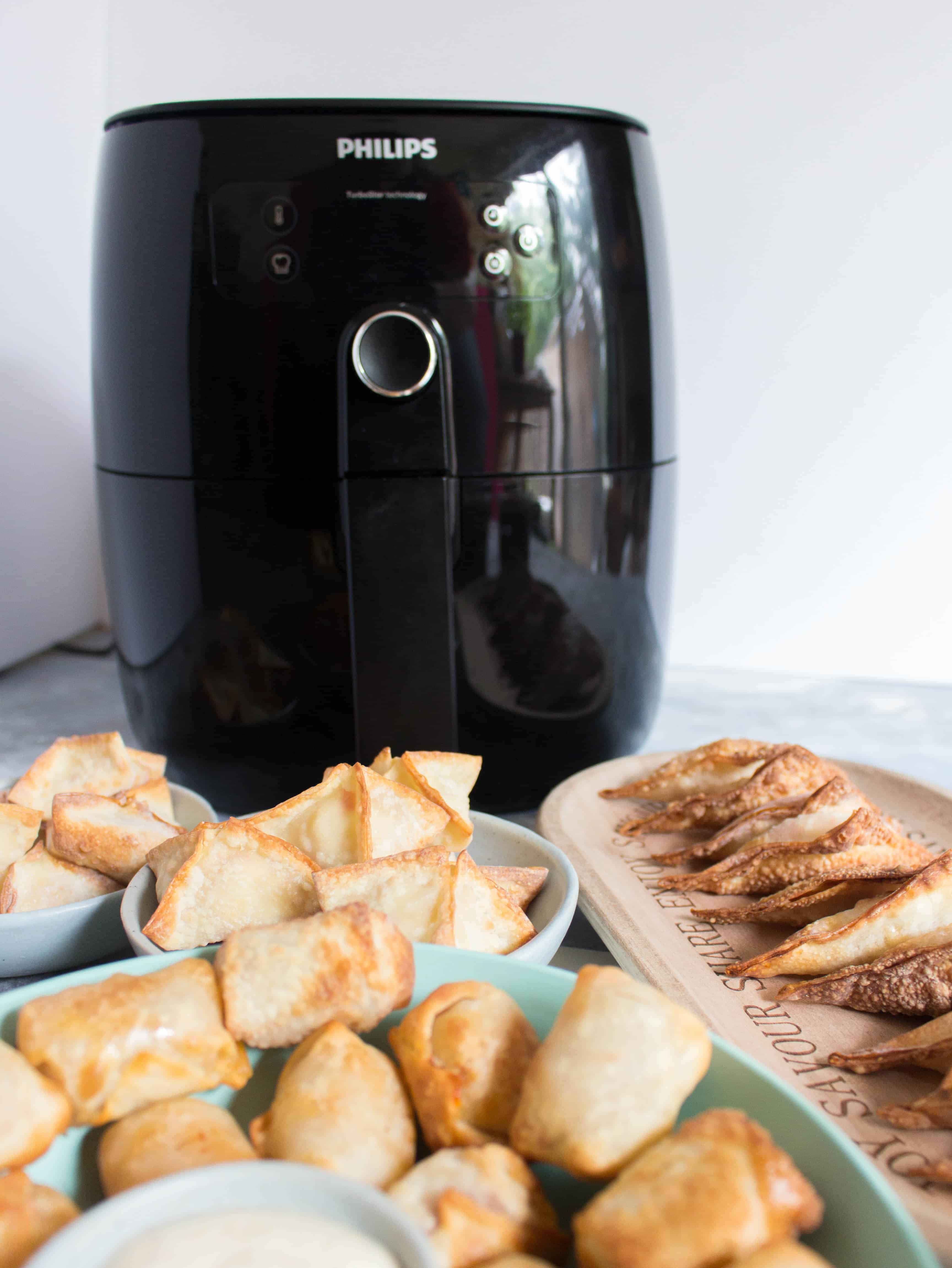 Do you often crave that crunch from deep fried foods while watching the game on TV? Want an healthier alternative that's not carrot sticks? Try these party snacks: wontons 3 ways with an Airfryer! The perfect little bites!