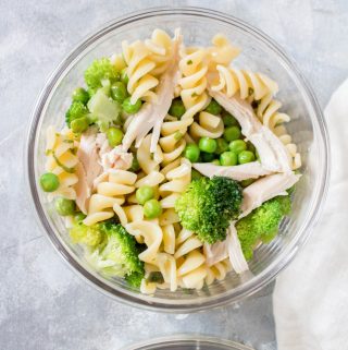 Looking for a cold lunch idea? Then this tasty Cold Chicken Pasta with Broccoli and Peas meal prep is for you!