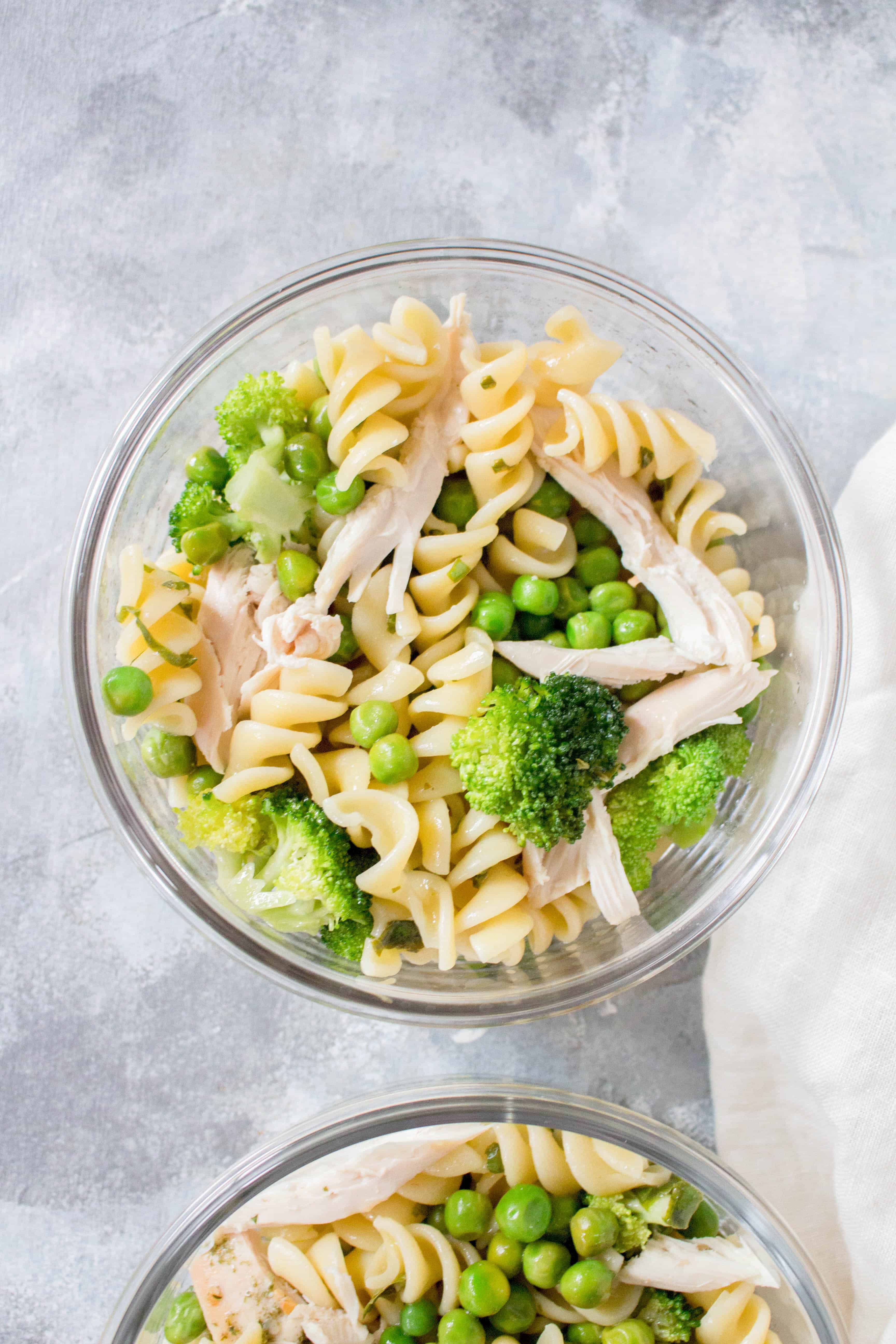Looking for a cold lunch idea? Then this tasty Cold Chicken Pasta with Broccoli and Peas meal prep is for you!