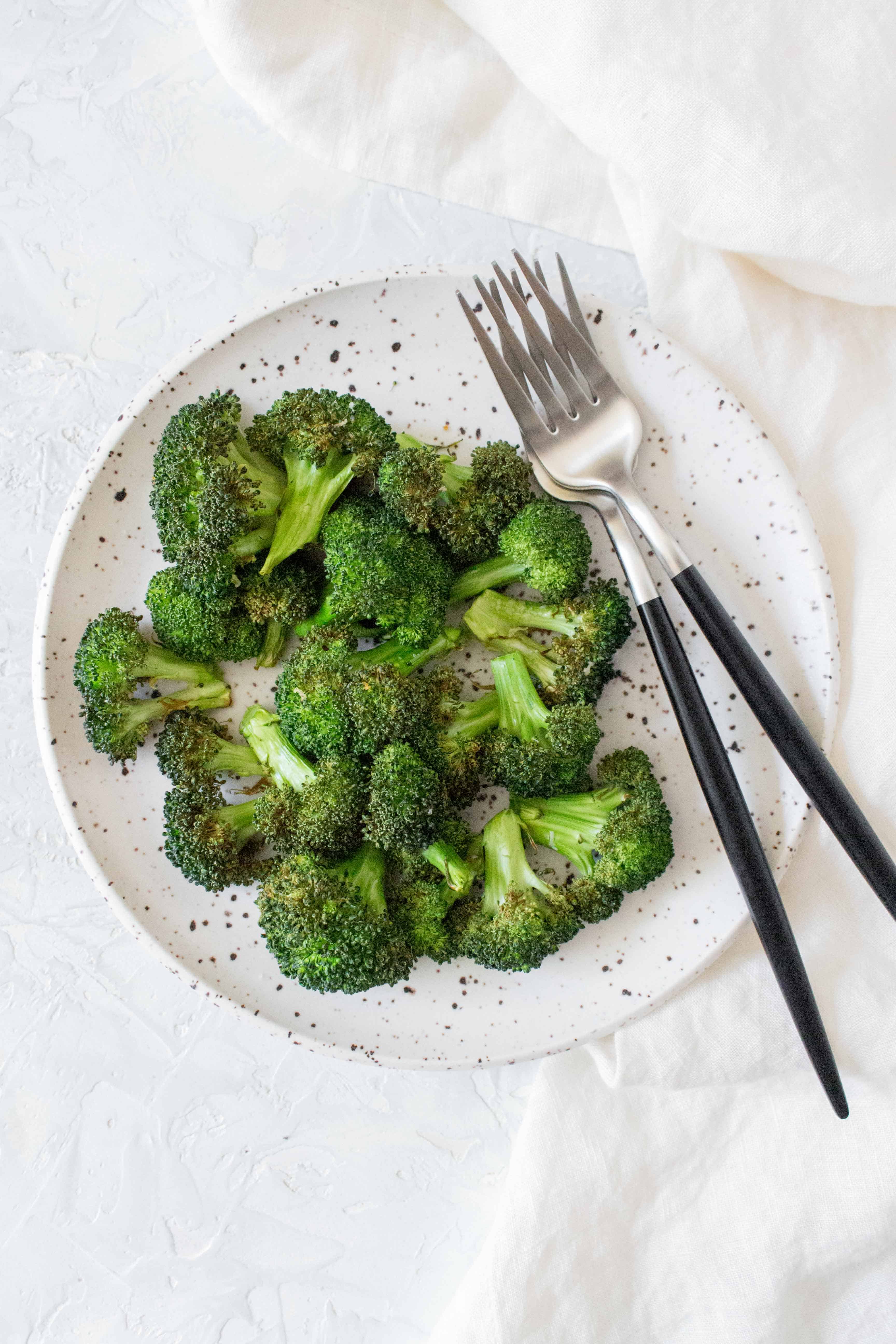 Curious as to how to make crispy broccoli with an air fryer? Here's how you can quickly make Easy Air Fryer Broccoli!