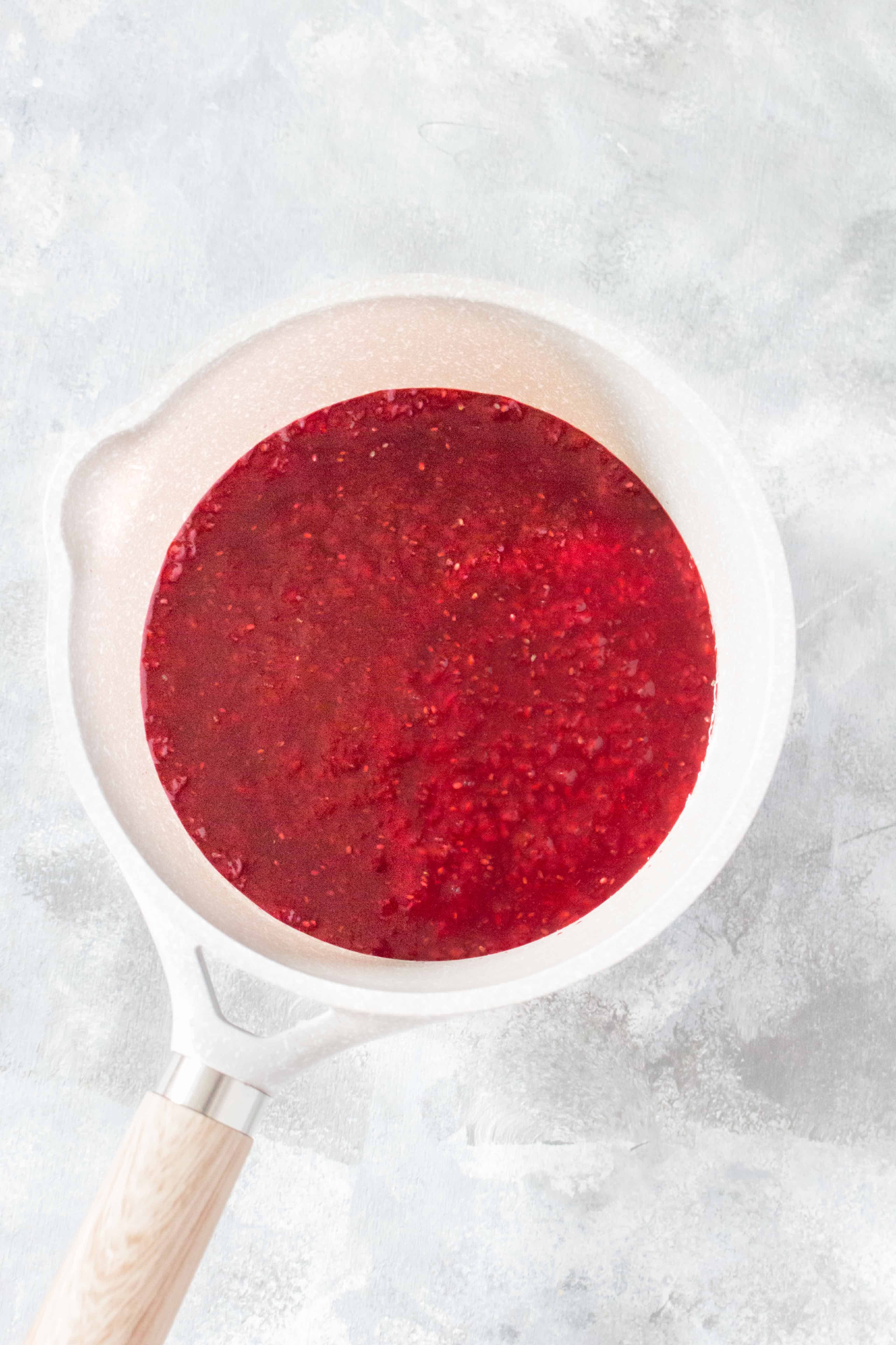 This Easy Raspberry Compote is made with only 4 ingredients and 15 minutes. Perfect with your breakfast or on your dessert!