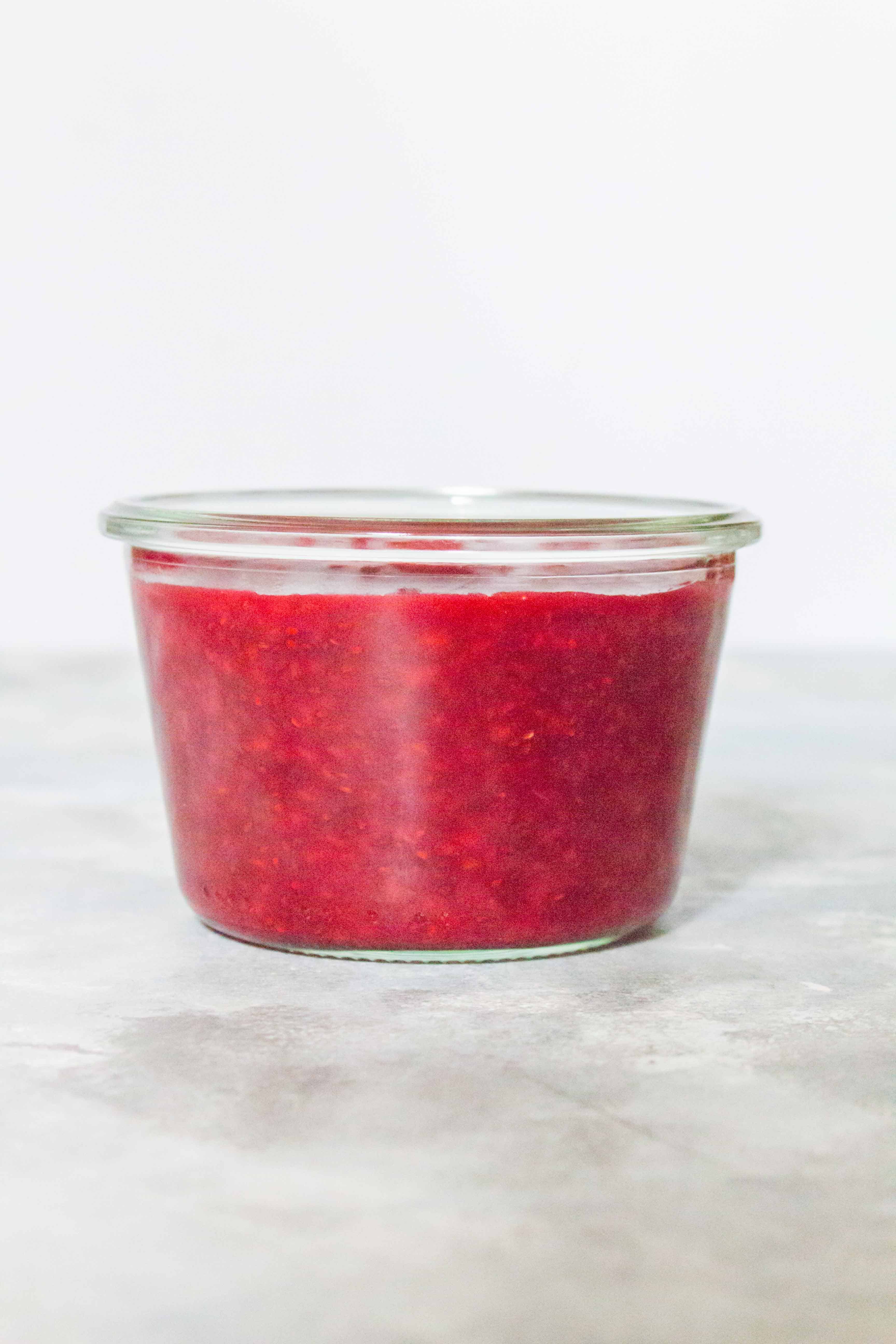 This Easy Raspberry Compote is made with only 4 ingredients and 15 minutes. Perfect with your breakfast or on your dessert!