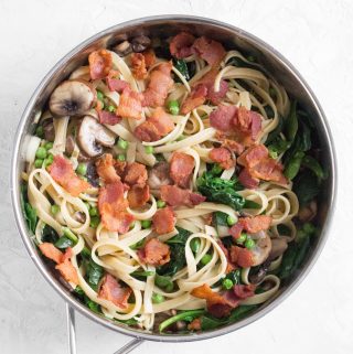 This Bacon, Mushroom, Spinach Pasta makes dinner time super easy! Delicious, filling, and full of flavour, it takes less than 30 minutes to make!