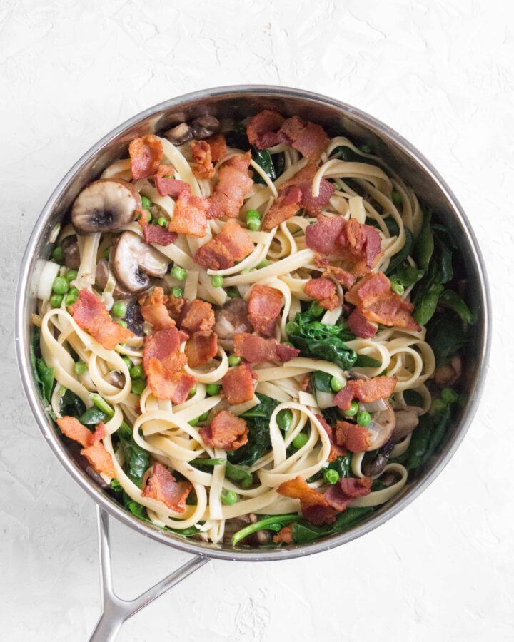 This Bacon, Mushroom, Spinach Pasta makes dinner time super easy! Delicious, filling, and full of flavour, it takes less than 30 minutes to make!