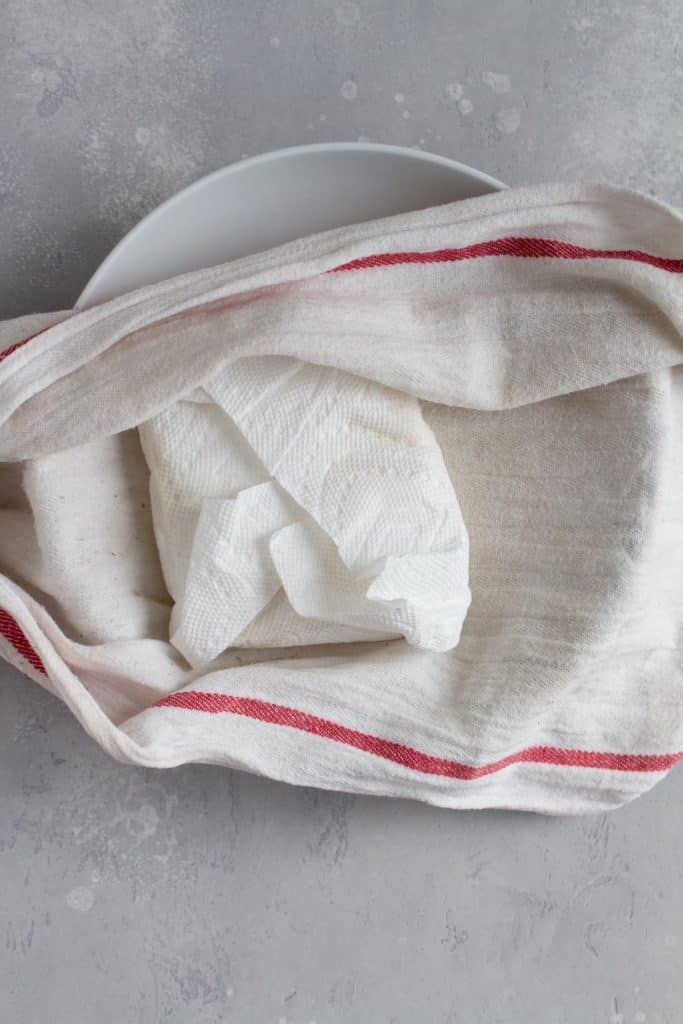 tofu embrulhado em papel toalha e linha de toalha