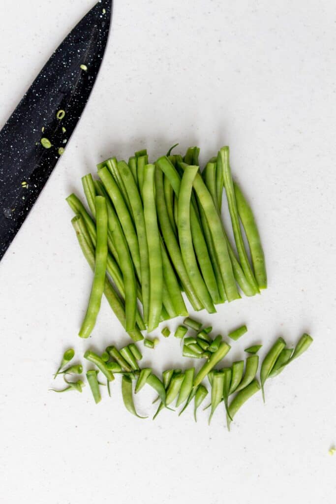Green beans with the tops and bottoms cut.