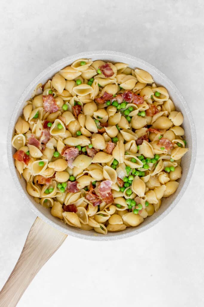 Pasta with bacon and peas.