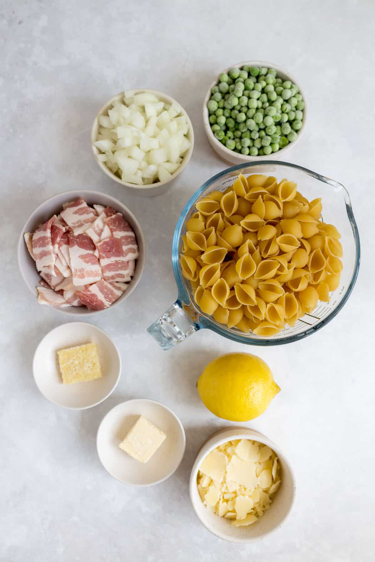 Ingredients needed to make bacon pea pasta.