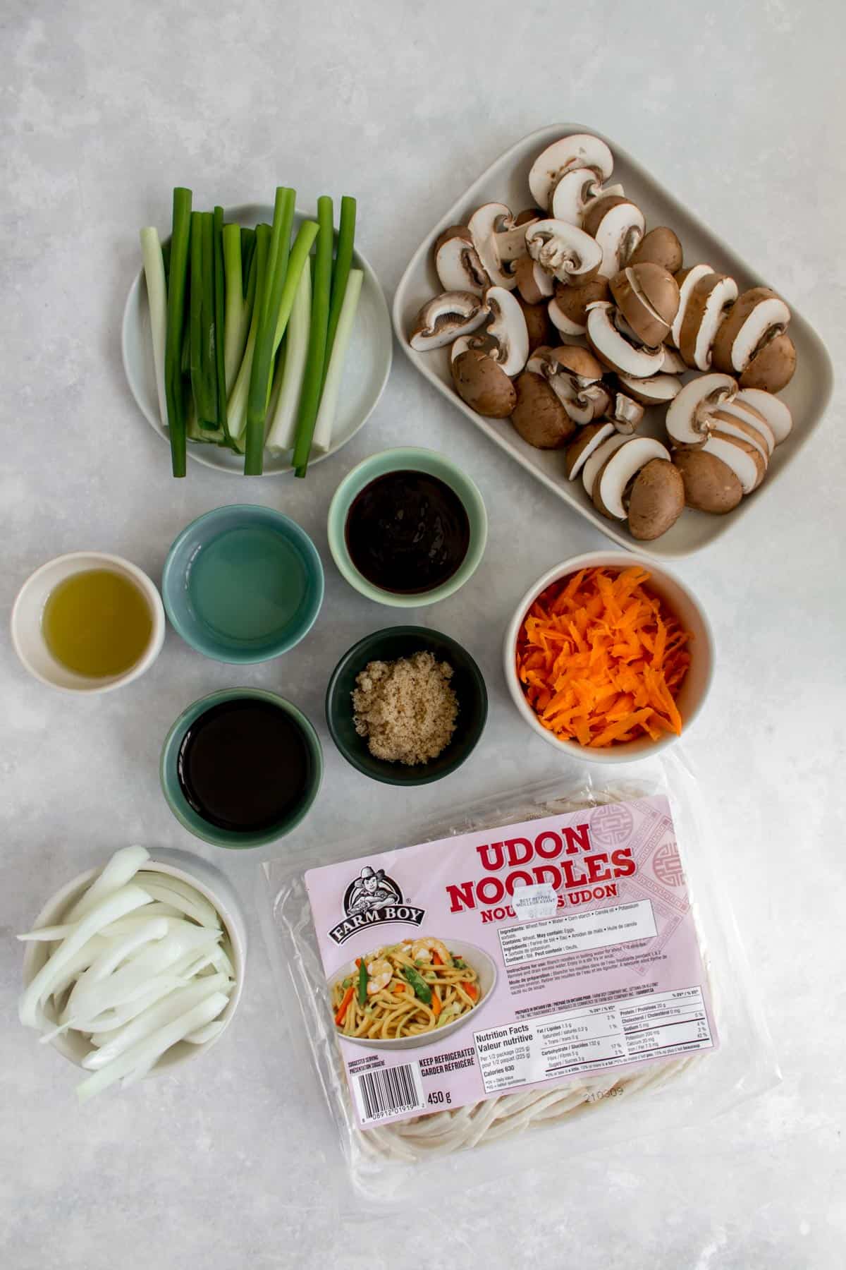 Ingredients needed to make yaki udon.