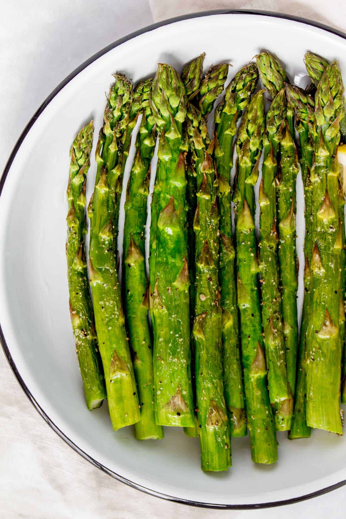 A plate of air fryer asparagus.