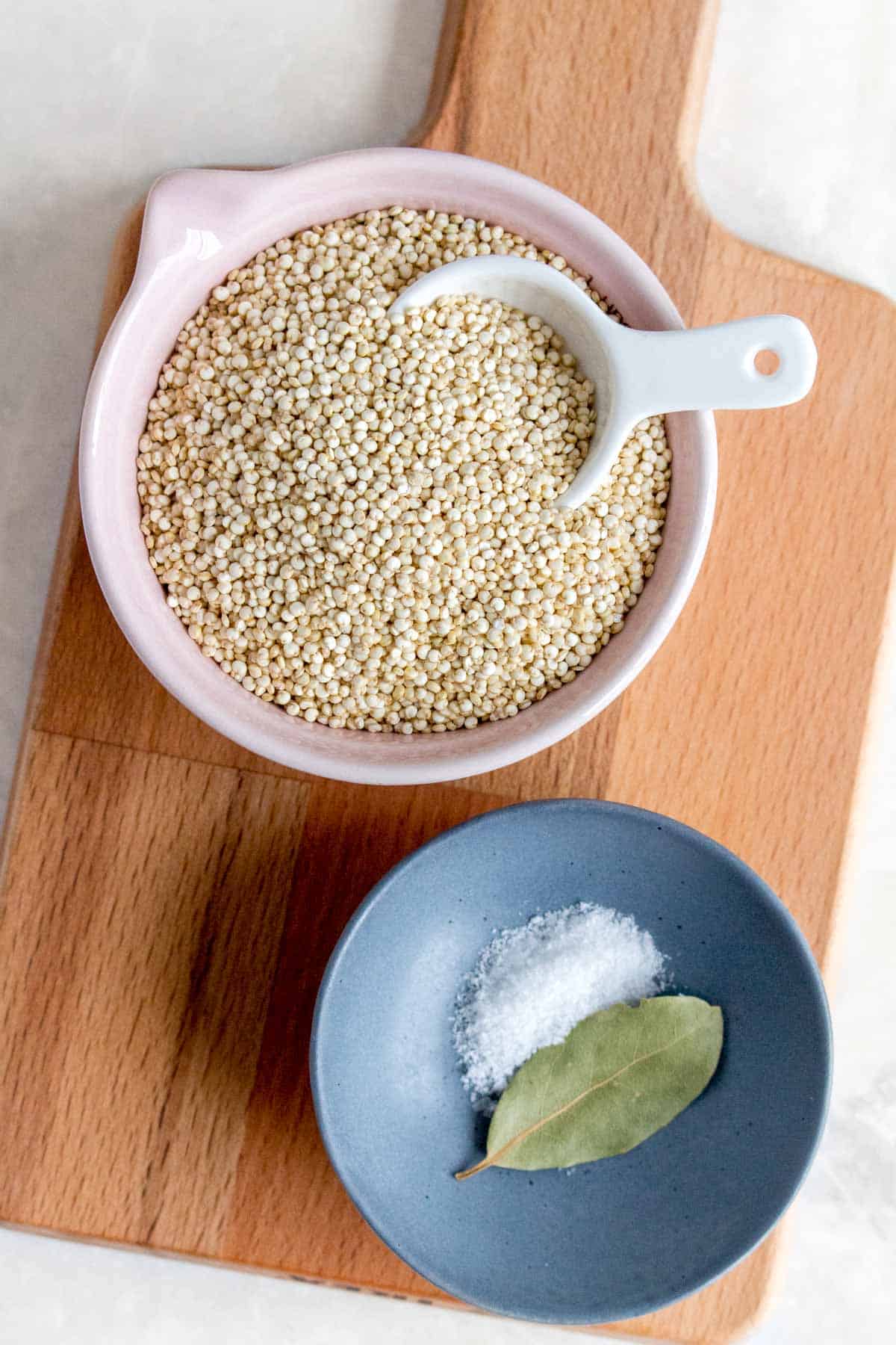 Ingredients needed to make quinoa in a rice cooker.