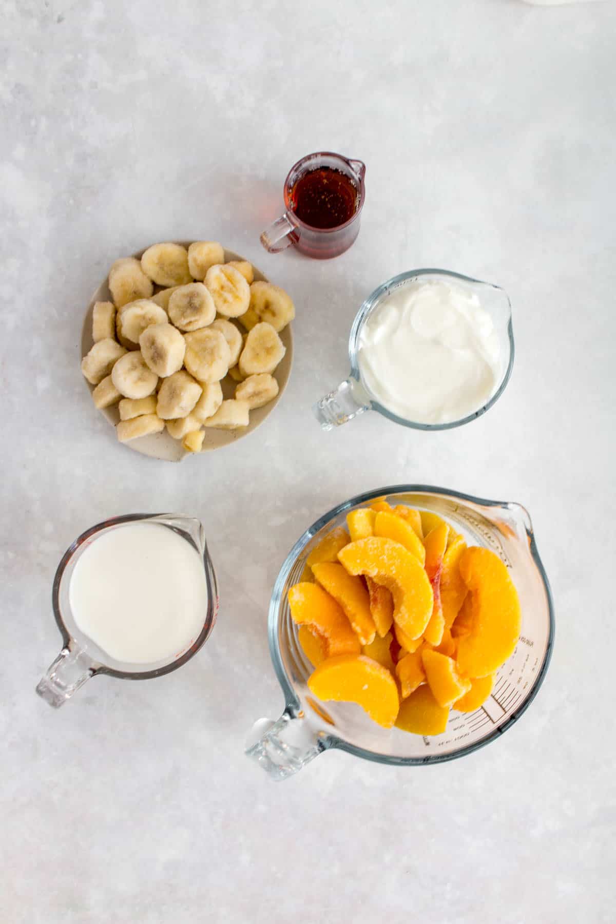 Ingredients needed to make peach banana smoothies.