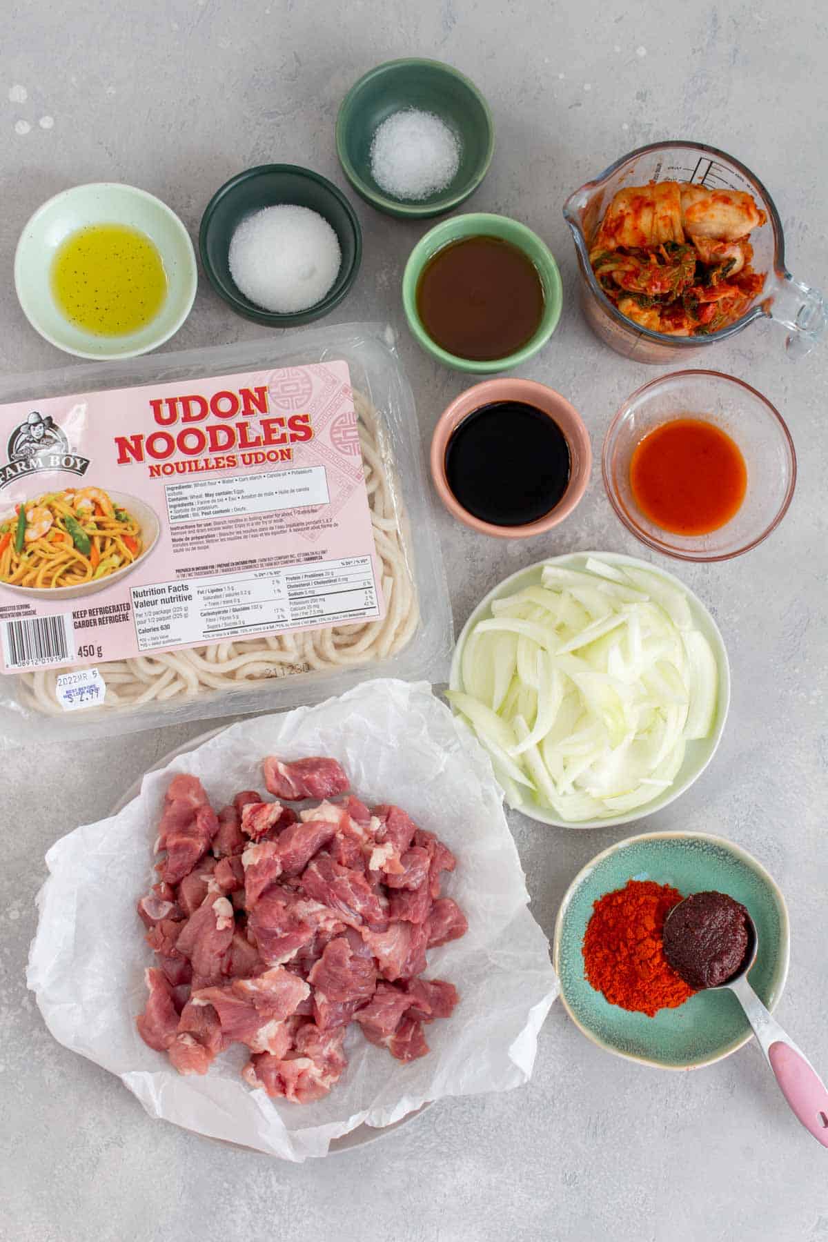 Ingredients needed to make kimchi udon.
