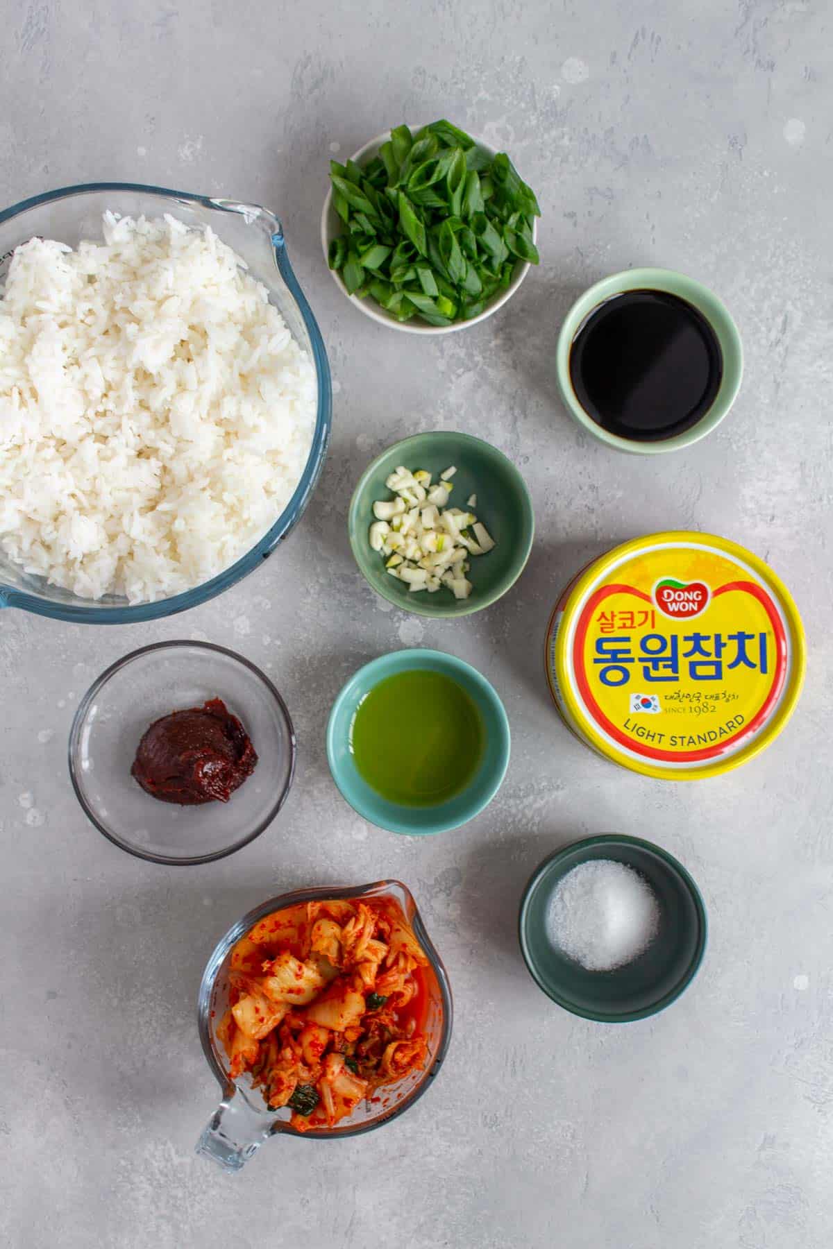 Ingredients needed to make tuna kimchi fried rice.