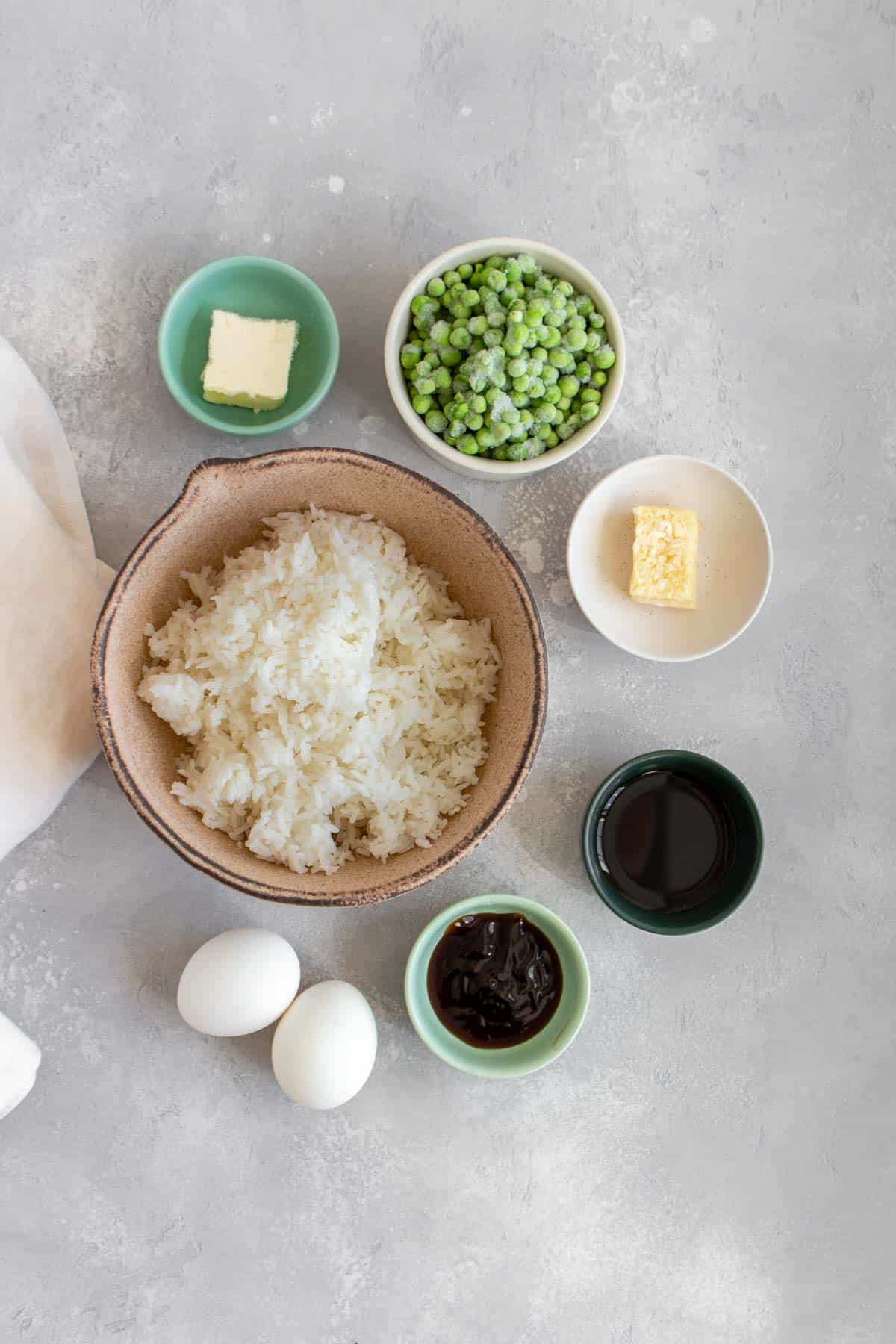 Ingredients needed to make hibachi fried rice.