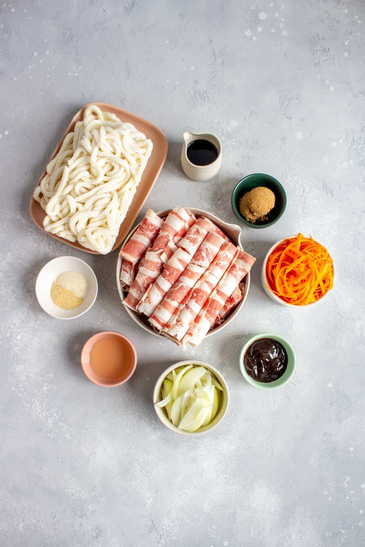 Ingredients needed to make beef udon stir fry.