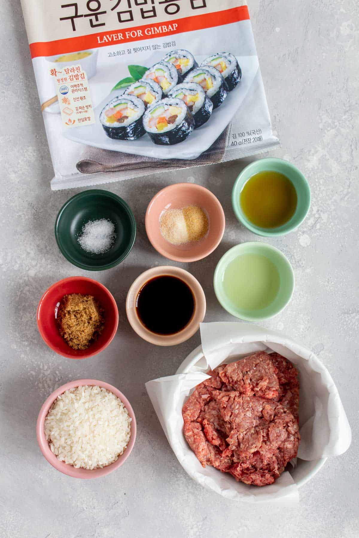 Ingredients needed to make beef triangle kimbap.