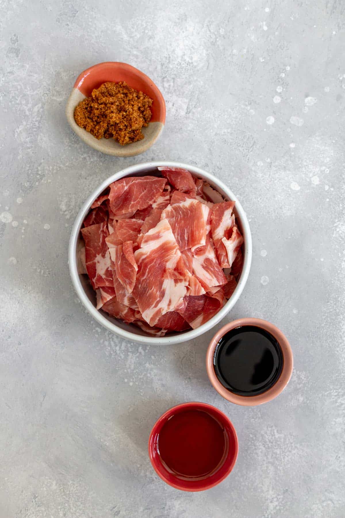 Ingredients needed to make sliced pork stir fry.