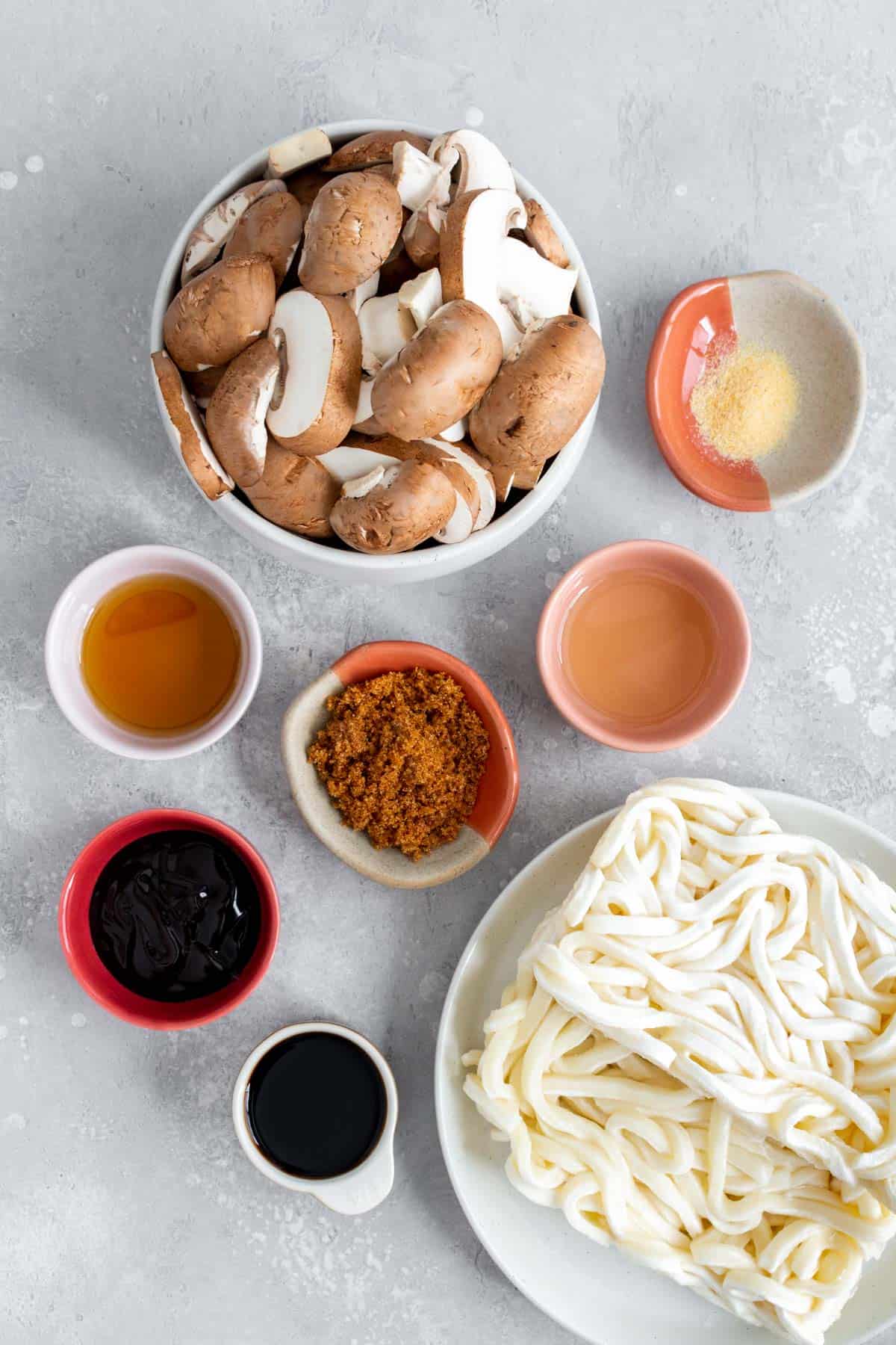 Ingredients needed to make mushroom udon.