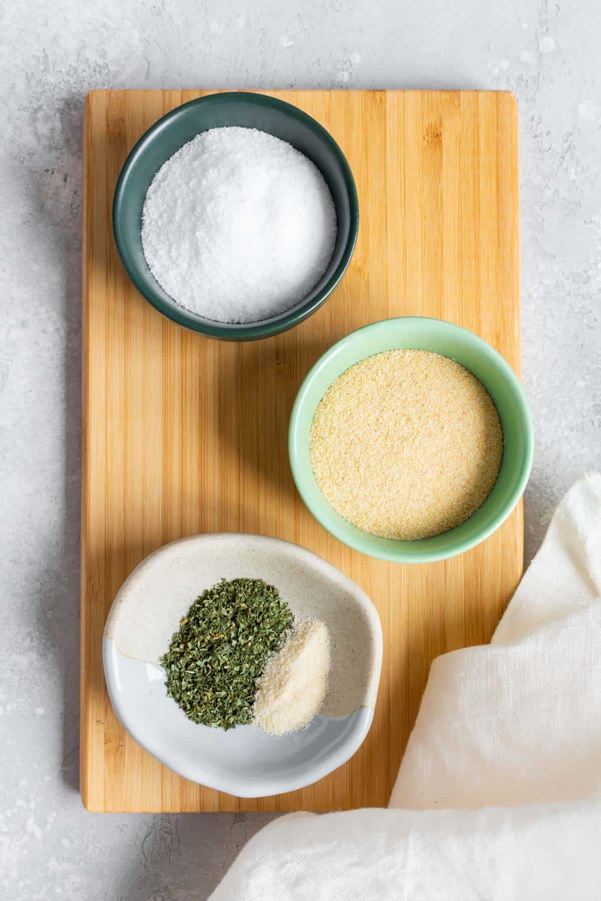Ingredients needed to make garlic salt.