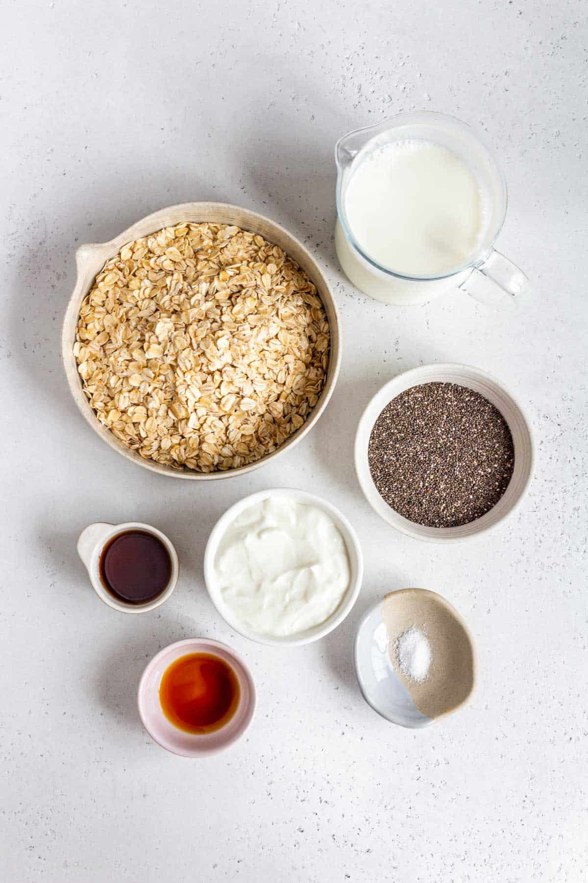 Ingredients needed to make vanilla overnight oats.