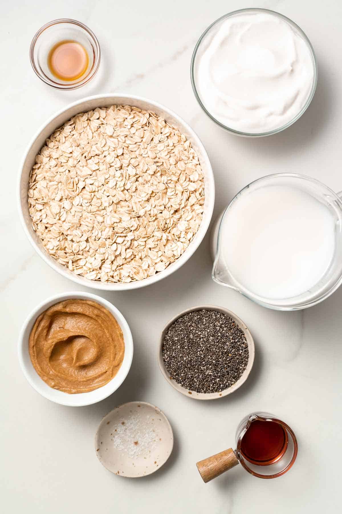 Ingredients needed to make biscoff overnight oats.
