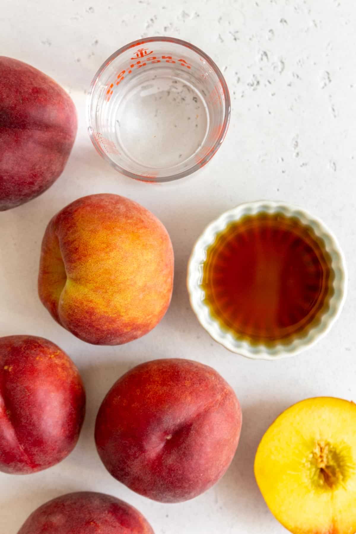 Ingredients needed to make peach juice.