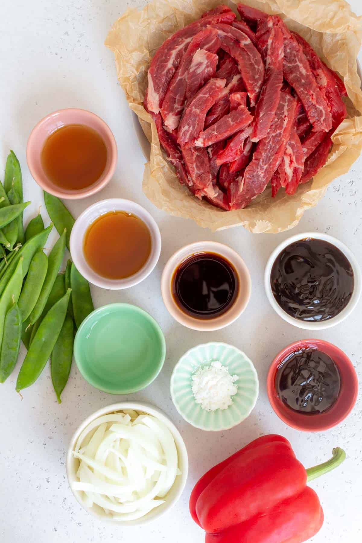 Ingredients needed to make beef with oyster sauce.