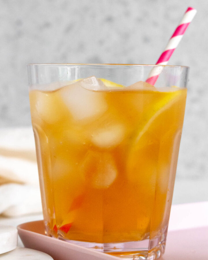 A profile picture of a glass of earl grey iced tea with lemon slices and a straw.