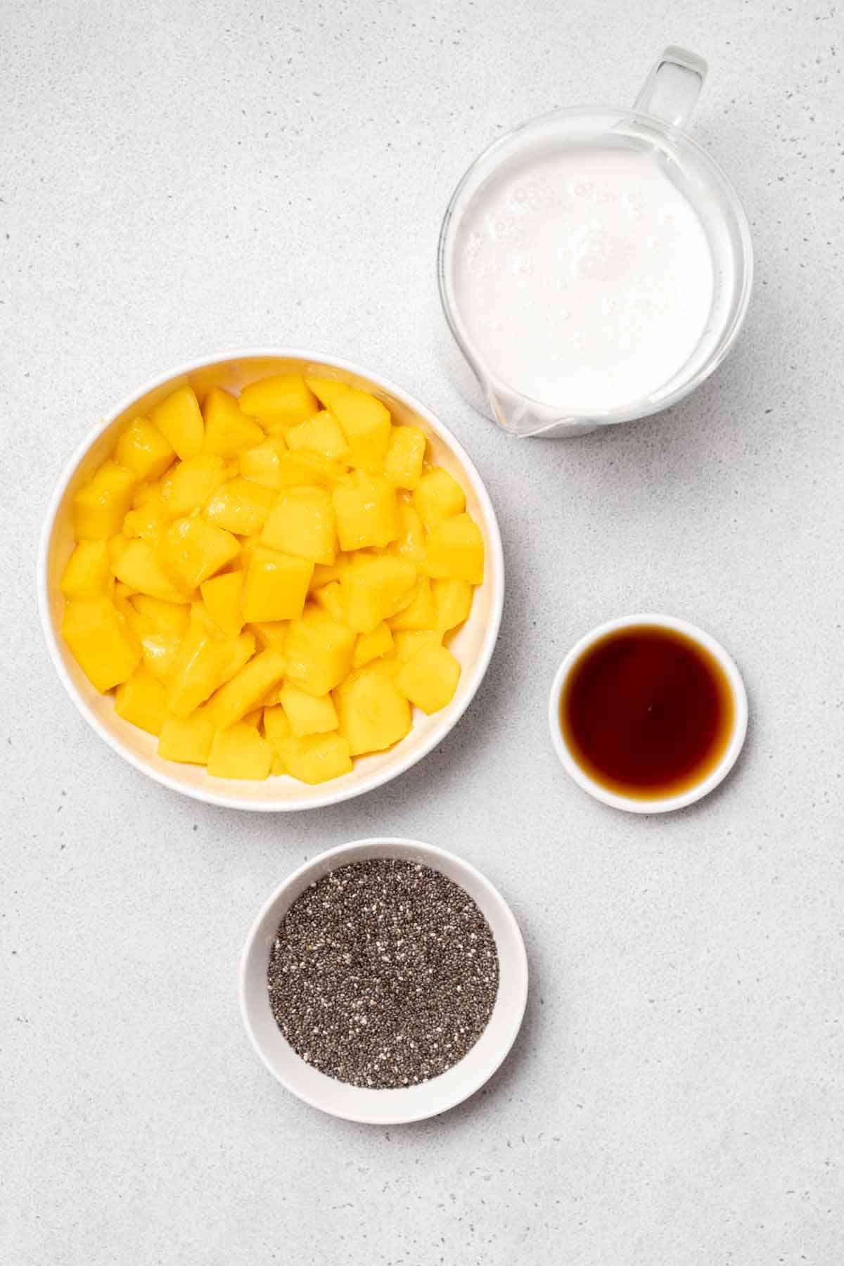 Składniki potrzebne do zrobienia puddingu mango chia.