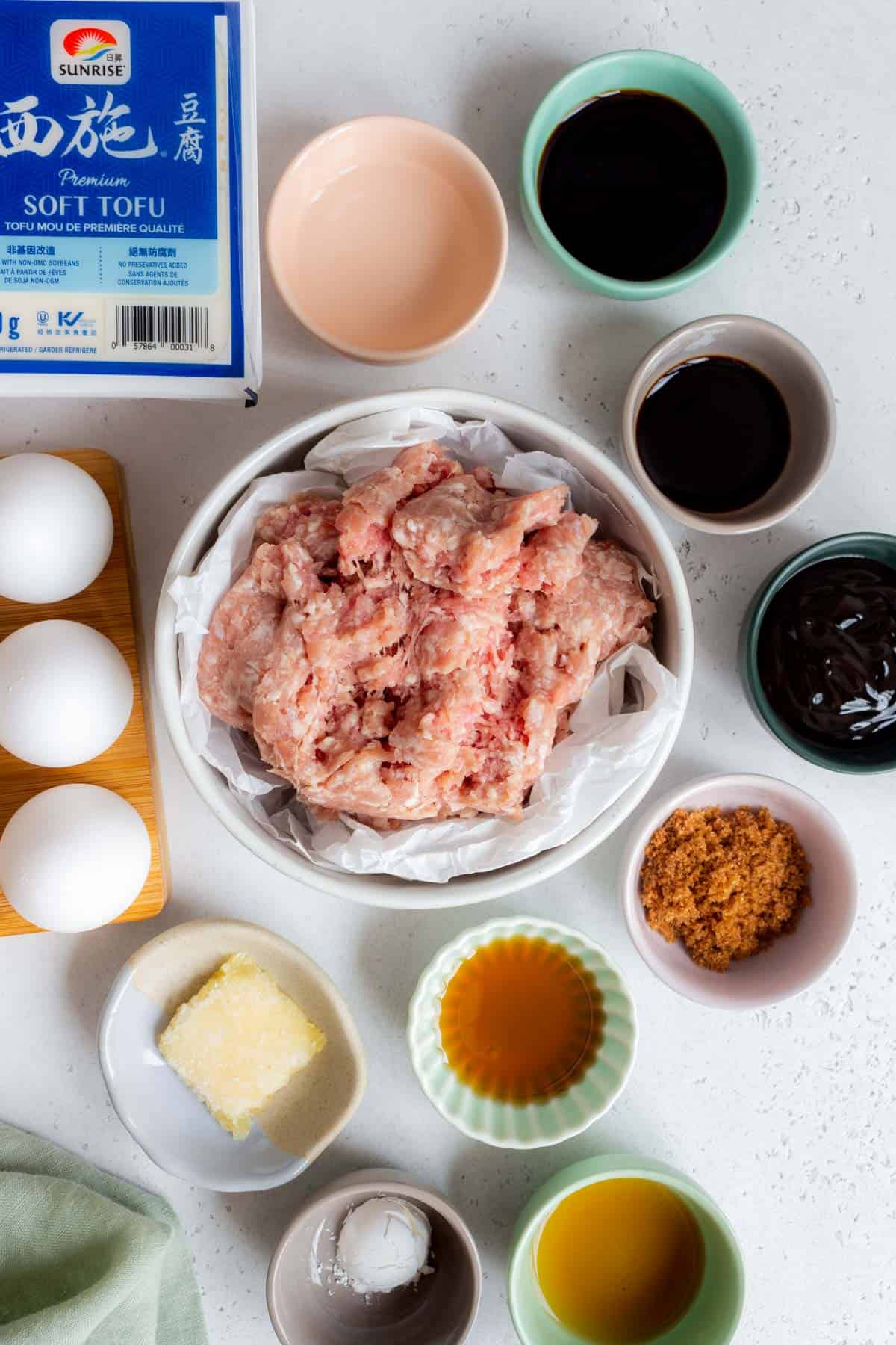 Ingredients needed to make steamed egg and tofu with minced pork.
