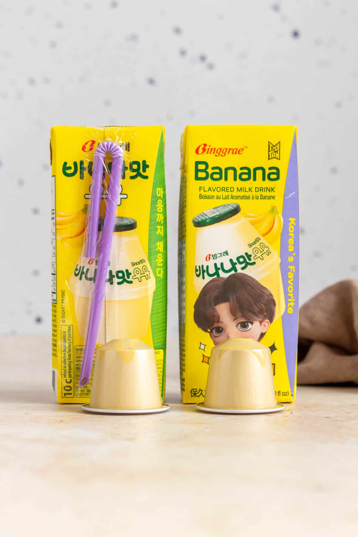 Ingredients needed to make banana latte.