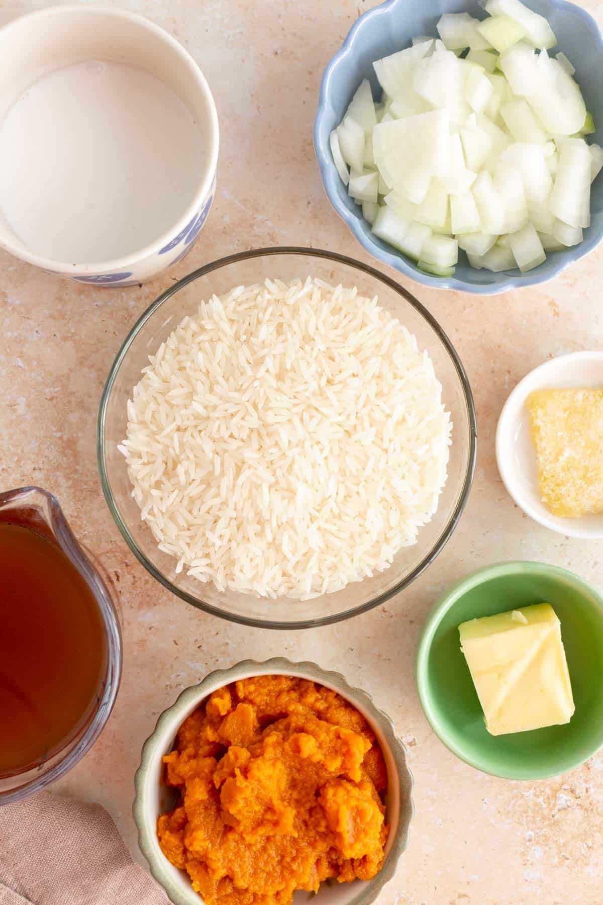 Ingredients needed to make pumpkin rice.