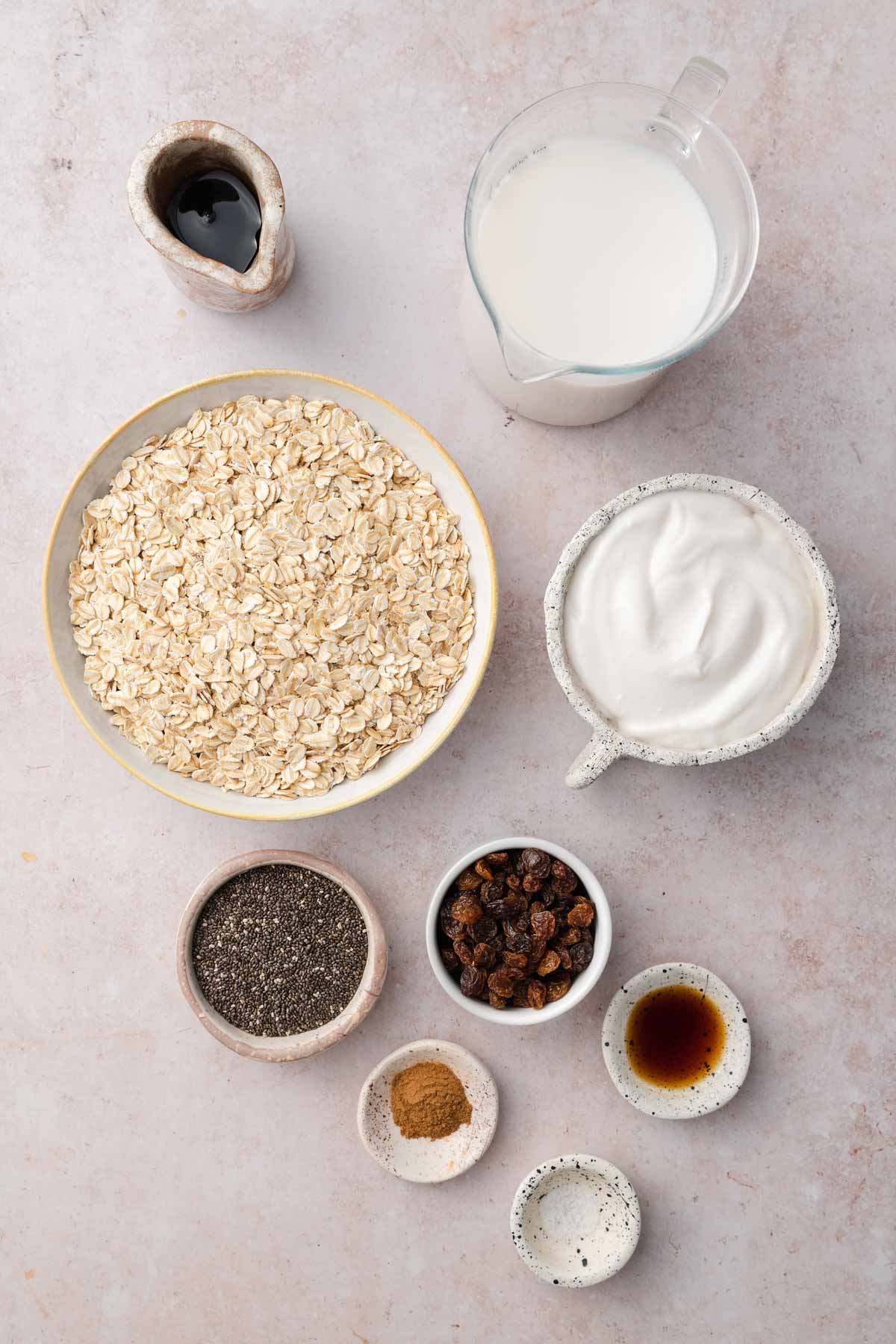 Ingredients needed to make cinnamon raisin overnight oats.