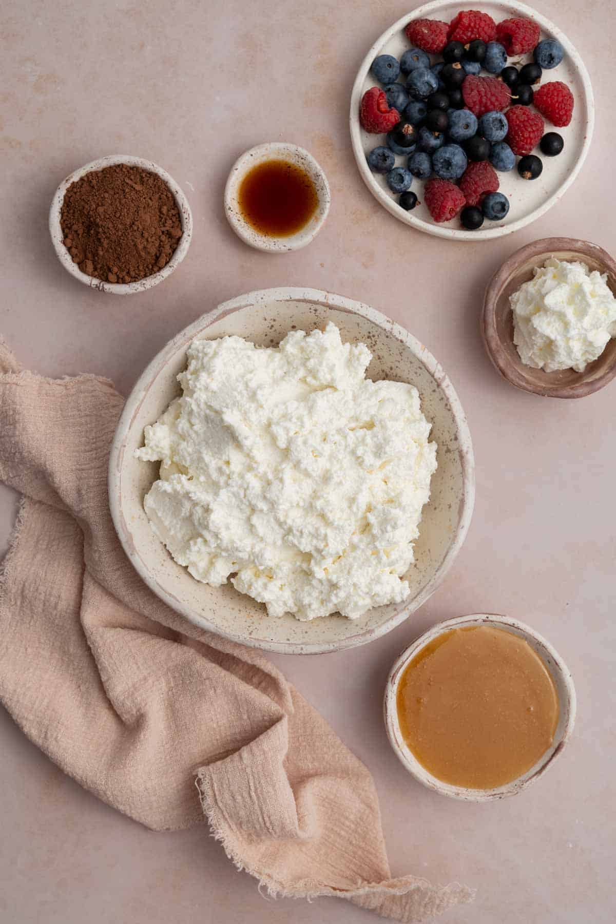 Ingredients needed to make cottage cheese chocolate mousse.